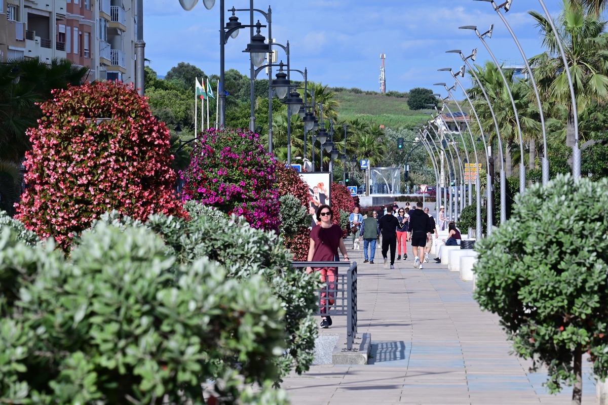 Estepona promenáda s bougainvilleovými piliéři
