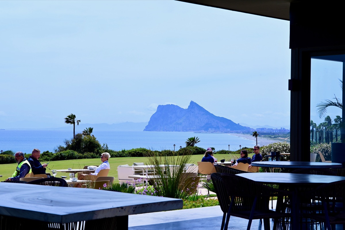 Výhled na Gibraltar z clubhouse v La Alcaidesa