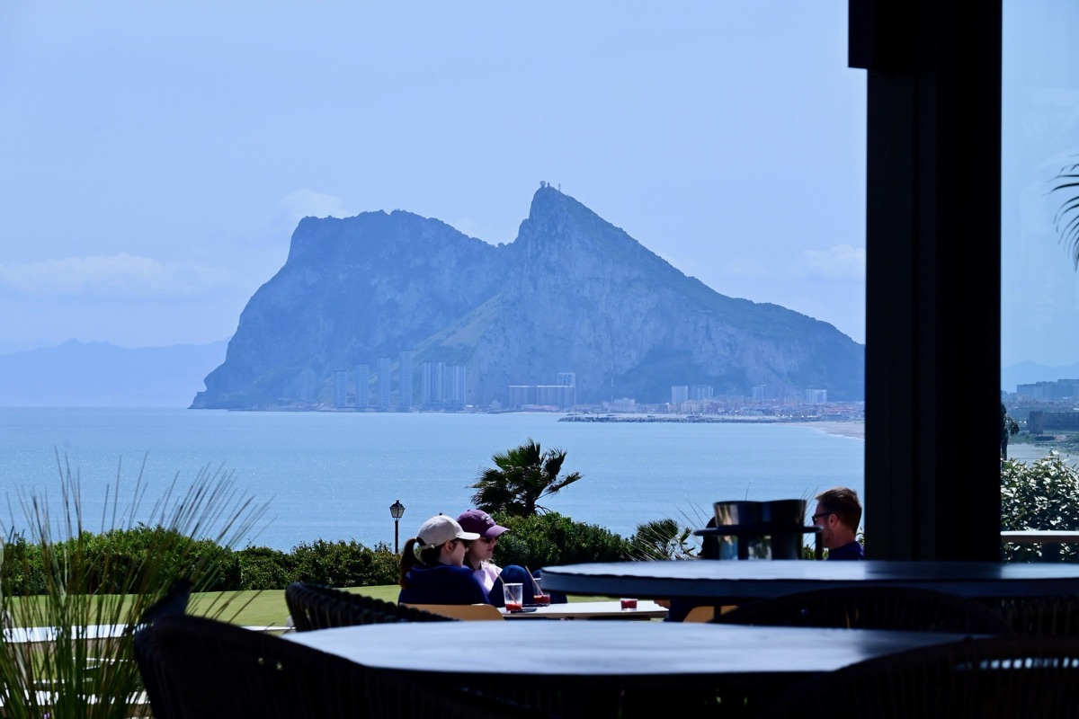 Dramatický pohled na Gibraltar přes moře