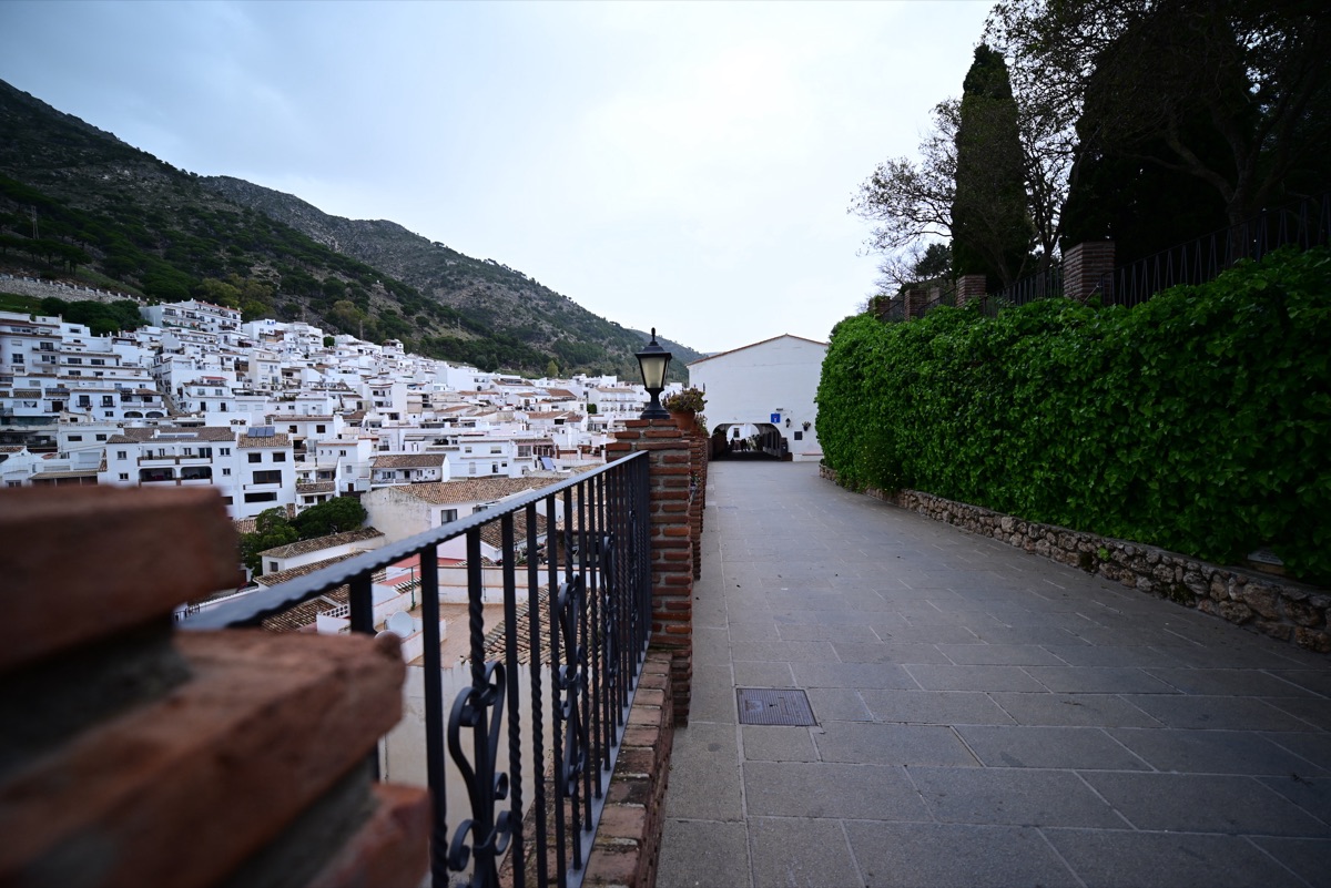Panorama bílého horského městečka Mijas
